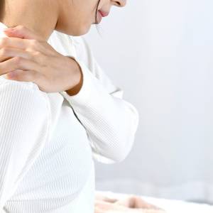 理由のはっきりしない発熱や皮膚のかゆみも？血液のがん「悪性リンパ腫」の意外なサインは｜医師が解説