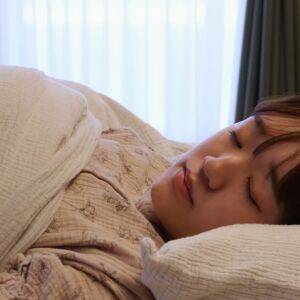 睡眠不足で感情がネガティブにならないために！寝る前たった５呼吸でスーっと寝付ける安眠ツボおし