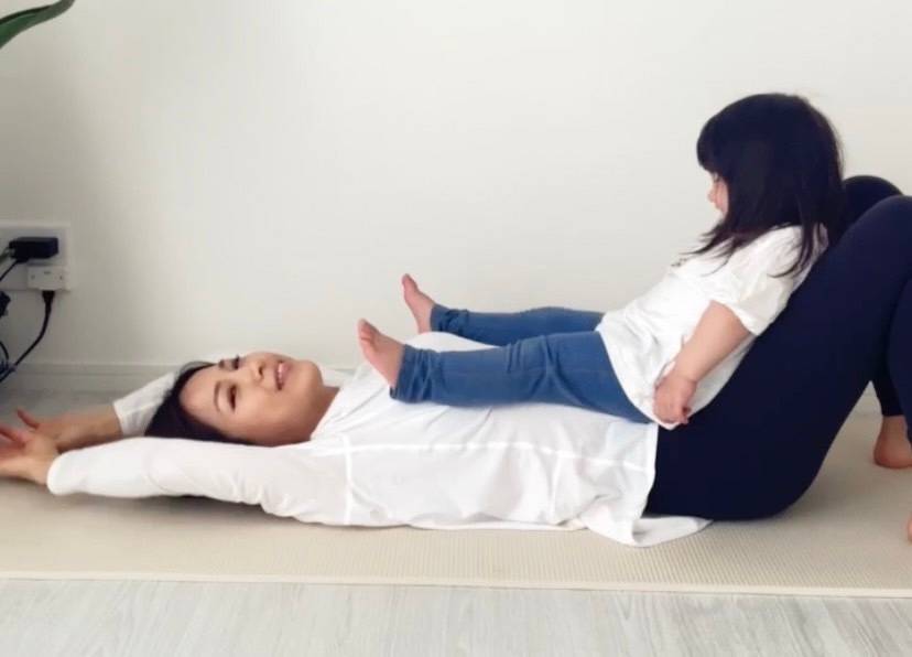 両手を伸ばすイメージ