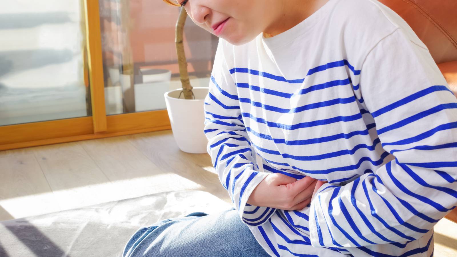「ただの腹痛」と放置しちゃダメ!すぐに病院に行くべき「腹痛」その見分け方や基準とは?医師が解説