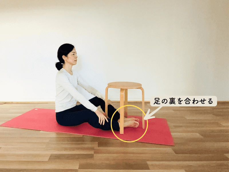 椅子を使った合せきのポーズ