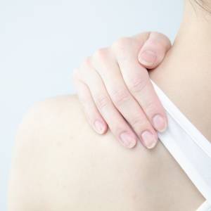 【強そうに見える】のは「肩の盛り上がり」のせい。視線が集中しやすい首肩をスッキリさせるストレッチ