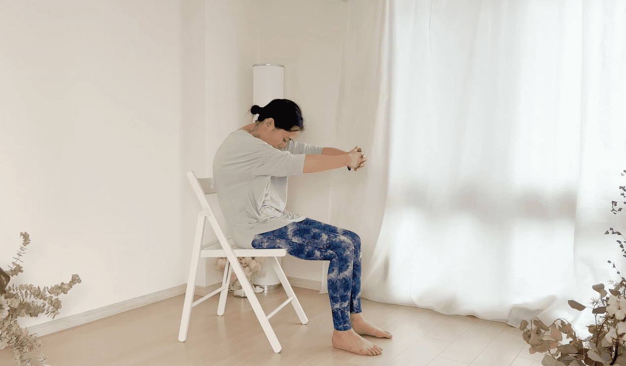 背中ほぐし椅子ヨガ