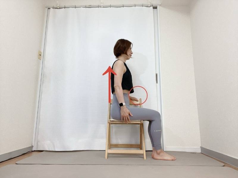 体の右側を背もたれに向け、背筋を伸ばして横向きで座った体勢