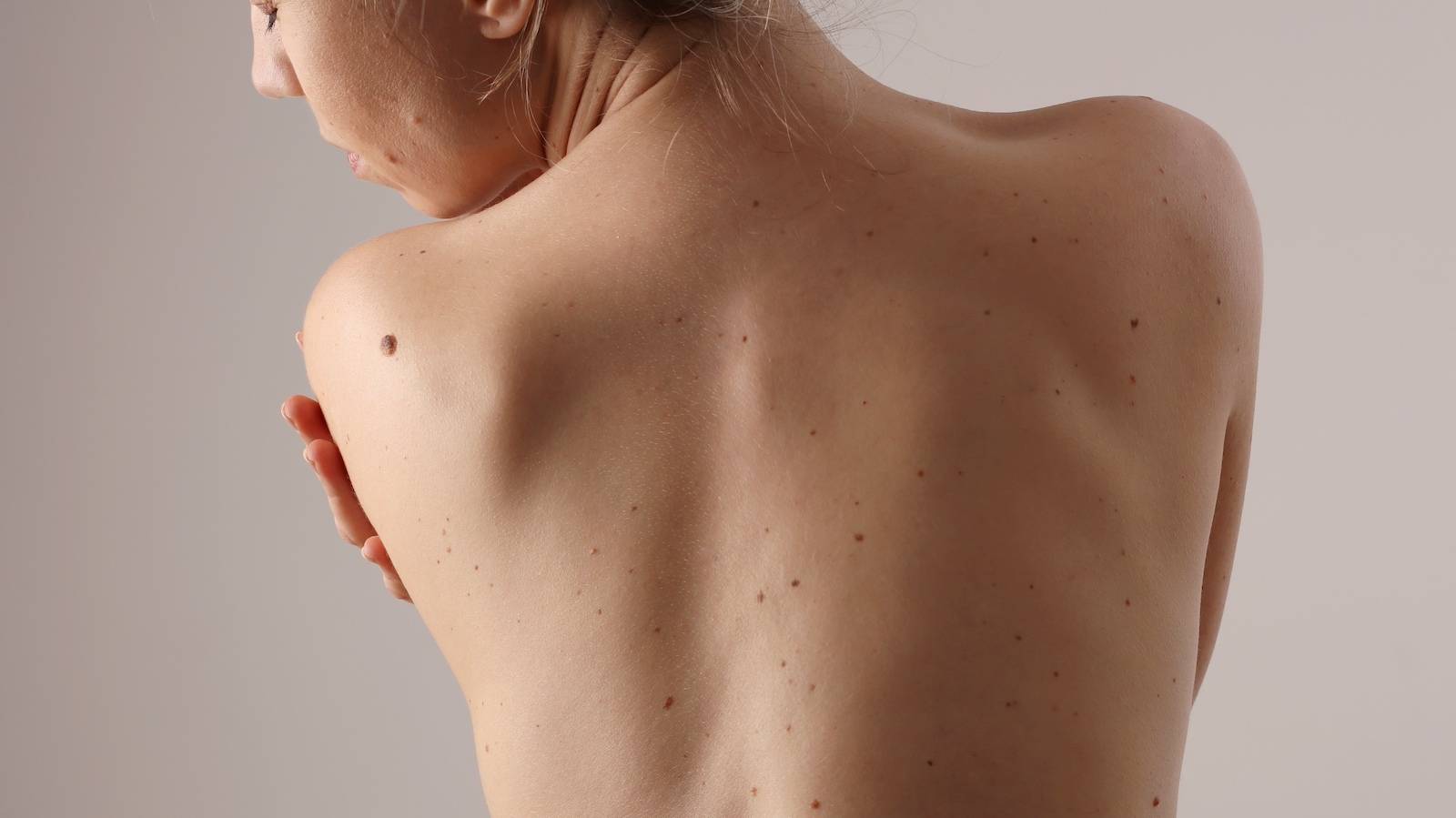ガチガチ背中は股関節からゆるめよう!【初心者OK】椅子でできる腸腰筋のストレッチ