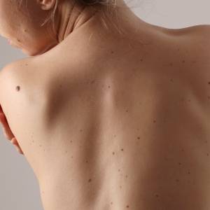 ガチガチ背中は股関節からゆるめよう！【初心者OK】椅子でできる腸腰筋のストレッチ