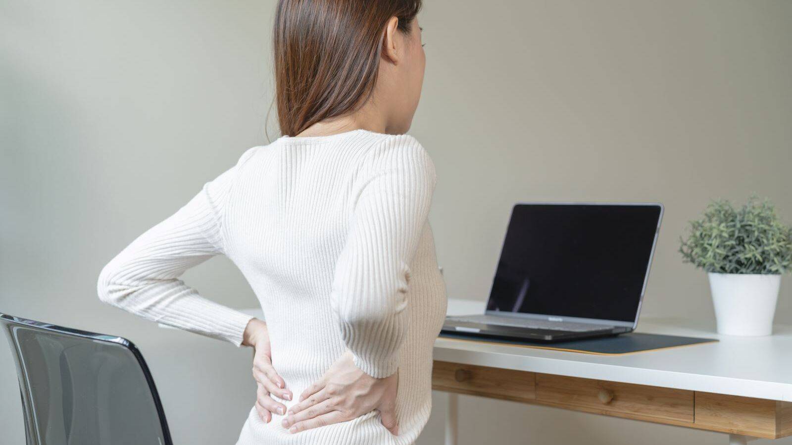 デスクワークで背中がガチガチ【凝り固まった背中をやさしくほぐす】座ったままできる僧帽筋ほぐしヨガ