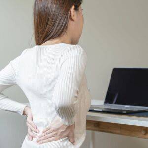 デスクワークで背中がガチガチ【凝り固まった背中をやさしくほぐす】座ったままできる僧帽筋ほぐしヨガ