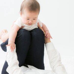 子どもと遊びながらできる！筋トレ不要で無理なくできて効果が見える「産後ダイエットヨガ」