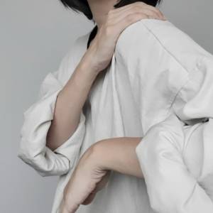 腕が上がらない原因は巻き肩？肩の"サビつき"を取る【巻き肩改善エクサ3選】