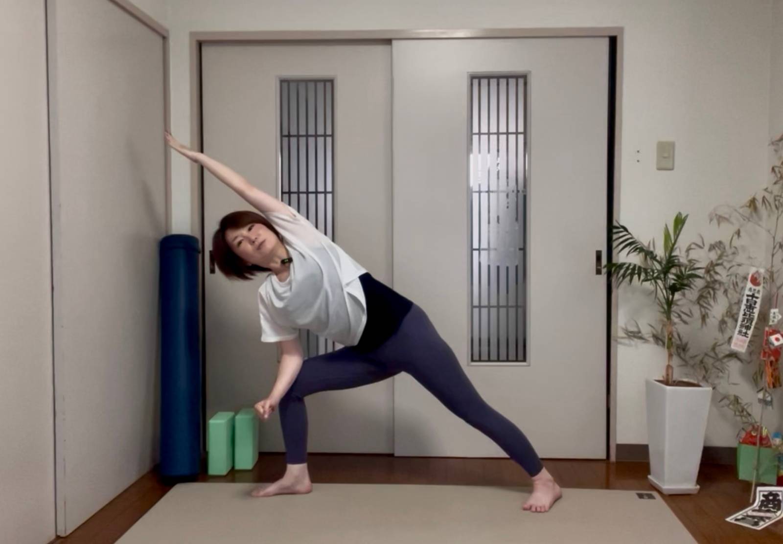 体側を伸ばすポーズ