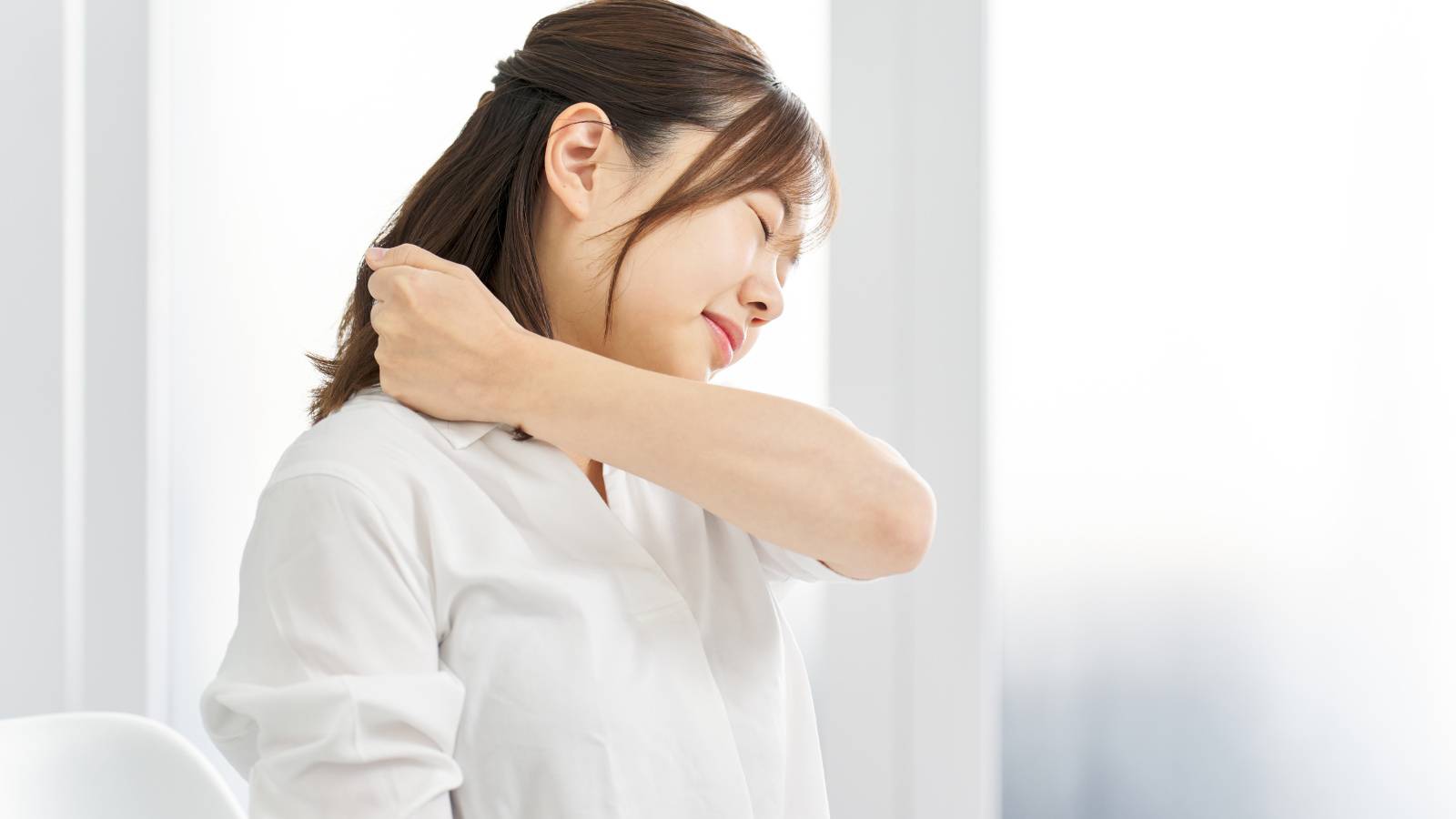 なんとなく押してない？【肩こりのツボの探し方】押して揉んでたたいて…不快な肩こりを解消するには？