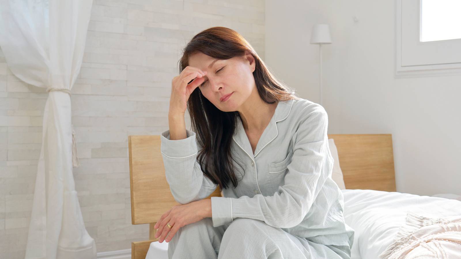 「寝ても寝ても眠い…」たまった疲れを即効ケア!老廃物をごっそり排出する「寝る前股関節ほぐし」