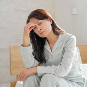 「寝ても寝ても眠い…」たまった疲れを即効ケア！老廃物をごっそり排出する「寝る前股関節ほぐし」