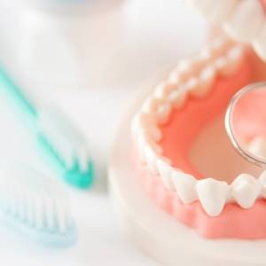 〈病気とお金〉もし、50代で１本歯を失った場合、生涯でかかる金額はいくら？歯科医が解説