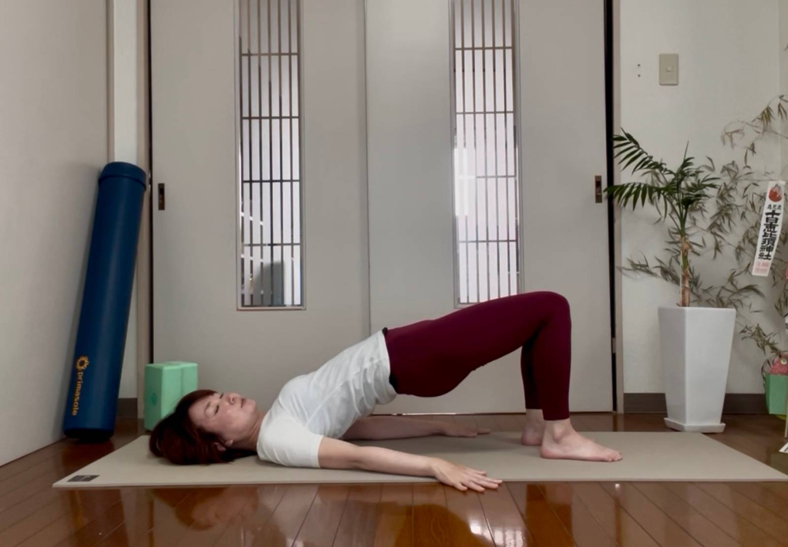 太もも鍛えるヨガポーズ