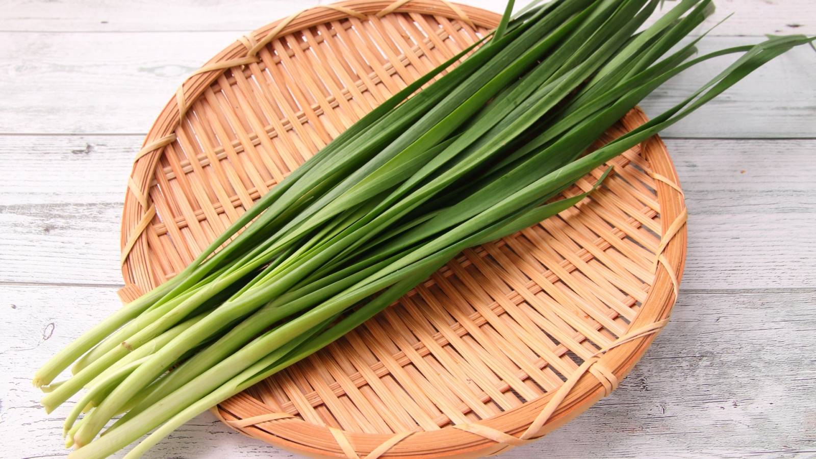 実は胃腸に負担がかかってしまう「ニラ」のNGな食べ方とは?管理栄養士が解説