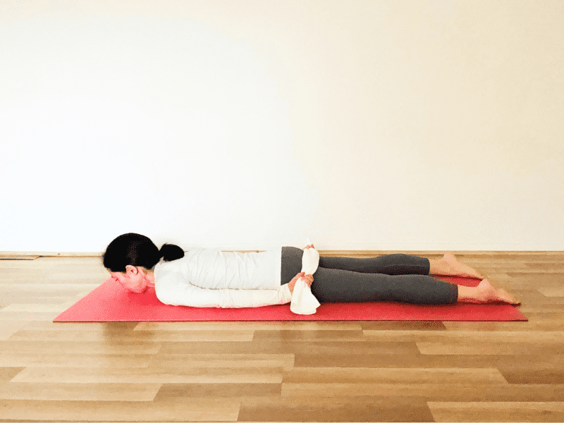 バッタのポーズ