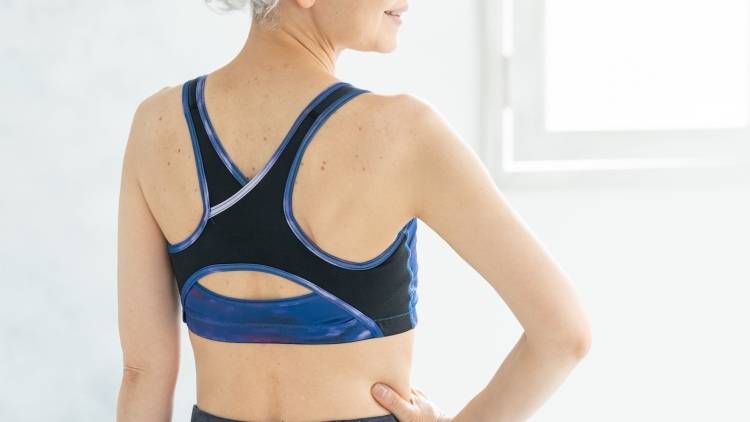 肩こりも「太りやすい」も背筋の衰えが原因？＜背中のたるみ＞に効く、タオルを使った引き締めポーズ