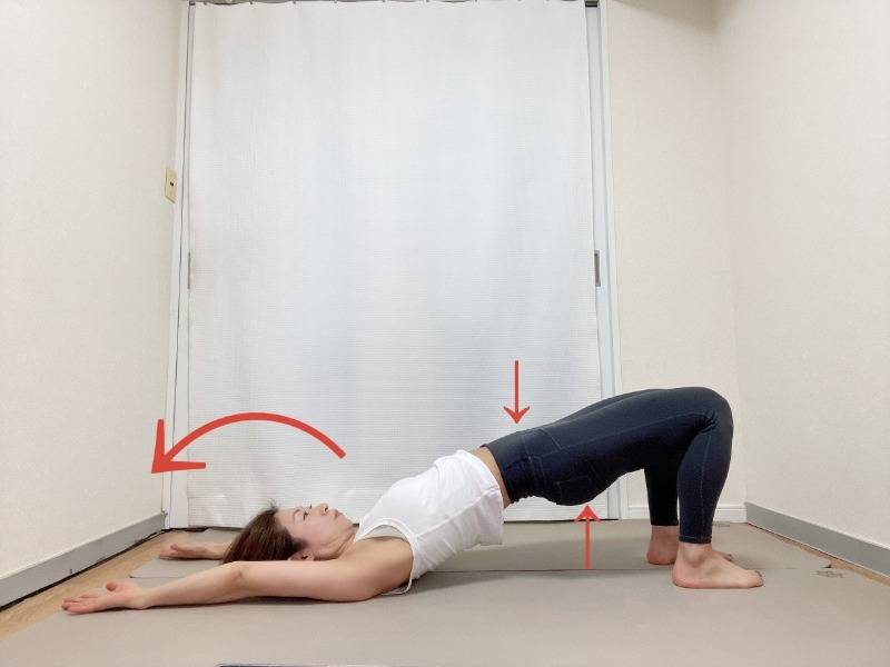 膝を立てた仰向けから、両手をバンザイしながらお尻を持ち上げる橋のポーズ