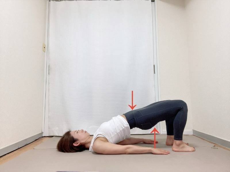 膝を立てた仰向けからお尻を持ち上げた橋のポーズ