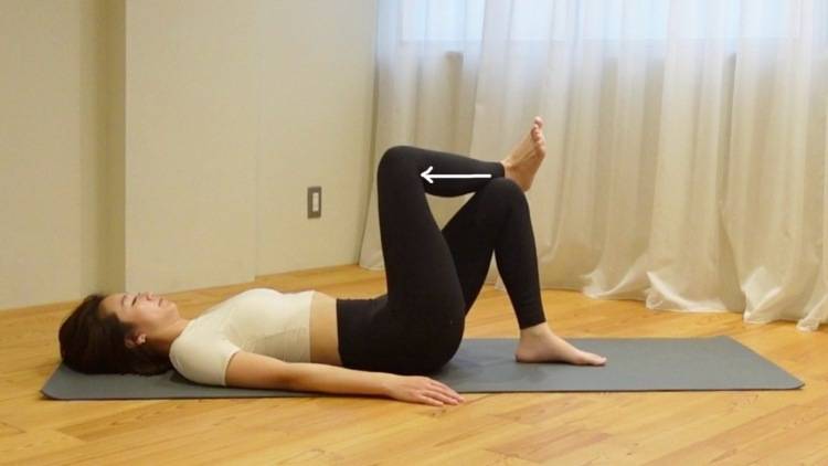 「これは気持ちがいい!」足元から流れを整える。ふくらはぎを膝でほぐす寝たままセルフケア