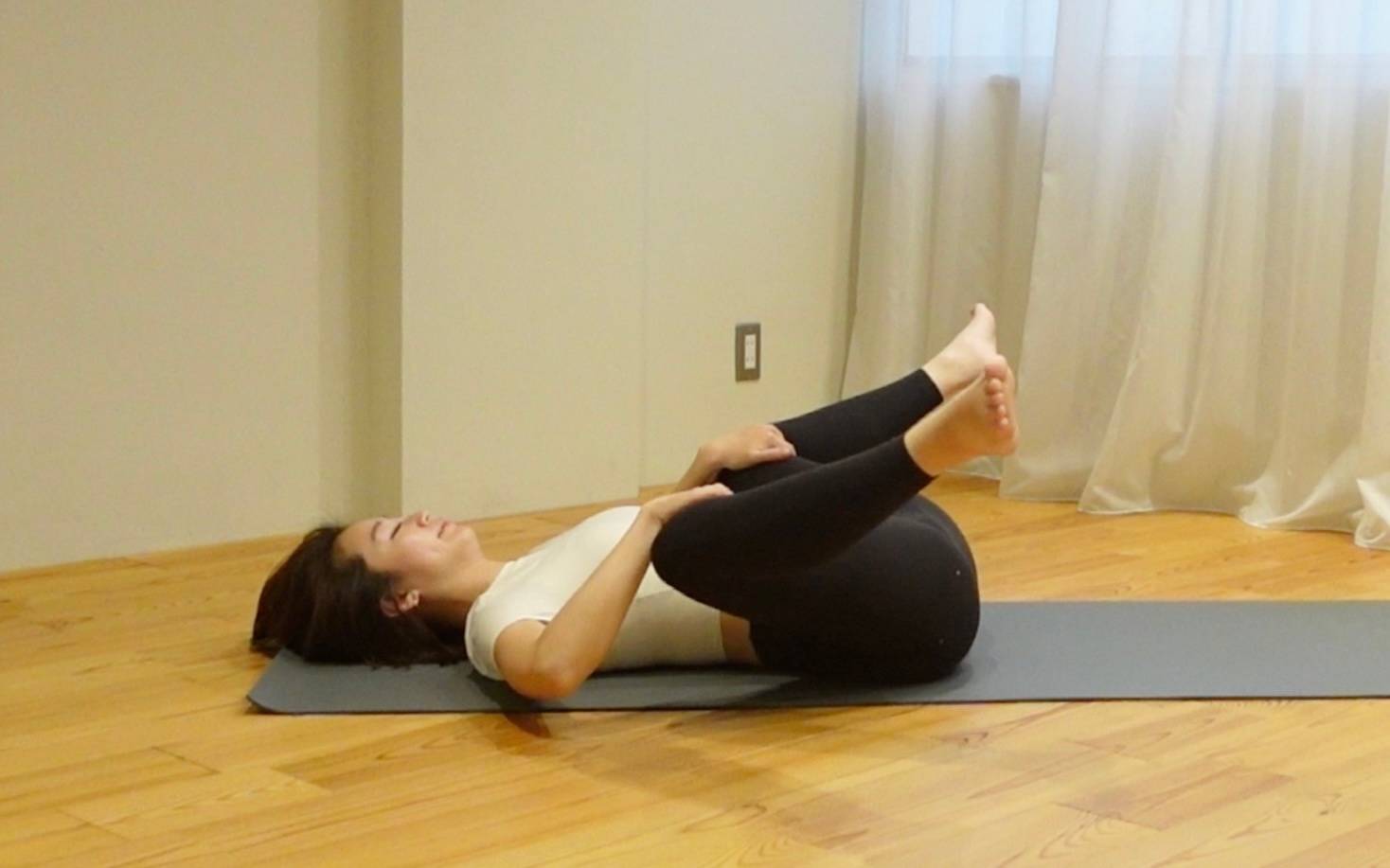 股関節ストレッチ