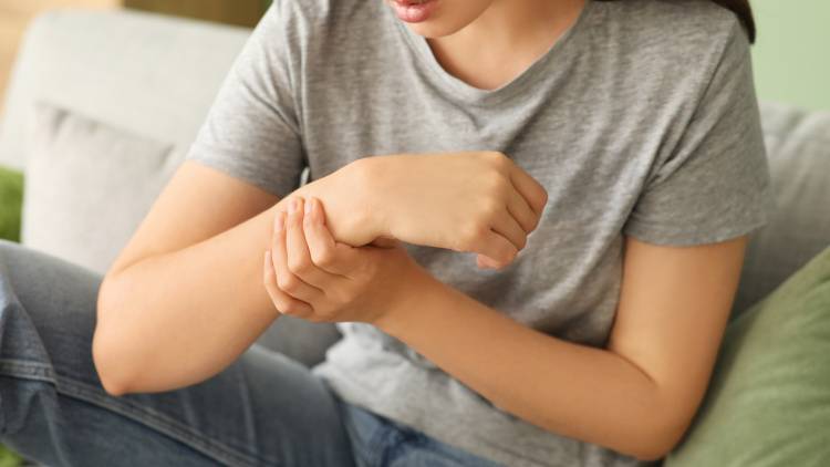 「更年期症状だと思っていたら…」意外と見逃されやすい自己免疫疾患のサインとは？医師が解説