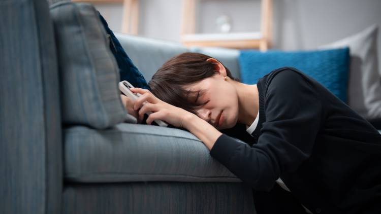 「なんとなく疲れが抜けない」が続いたら…橋本病（甲状腺機能低下症）の可能性も？医師が解説
