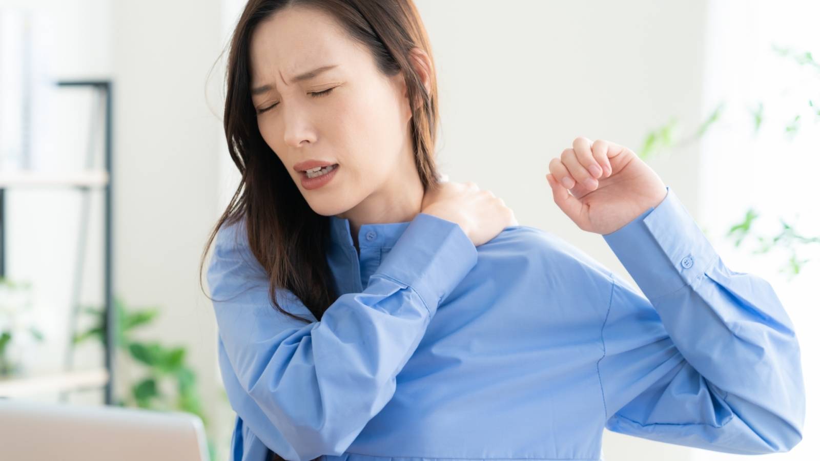 呼吸が深まれば肩はもっとラクになる！就寝前に胸を開いて辛い肩を緩める姿勢改善ストレッチ