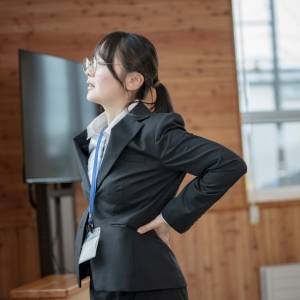 いますぐ靴底をチェックして!片足重心によって崩れた体のバランスを整える〈左右差改善ストレッチ〉