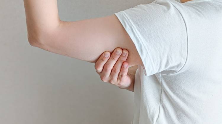 【後ろ姿で若返り】二の腕・背中…たるみが気になる部分がみるみる引き締まる〈座ったままスイミング〉