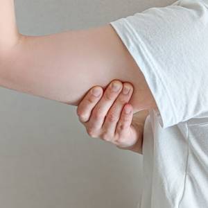 【後ろ姿で若返り】二の腕・背中…たるみが気になる部分がみるみる引き締まる〈座ったままスイミング〉