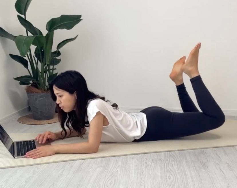 左右順番に膝を上げるイメージ