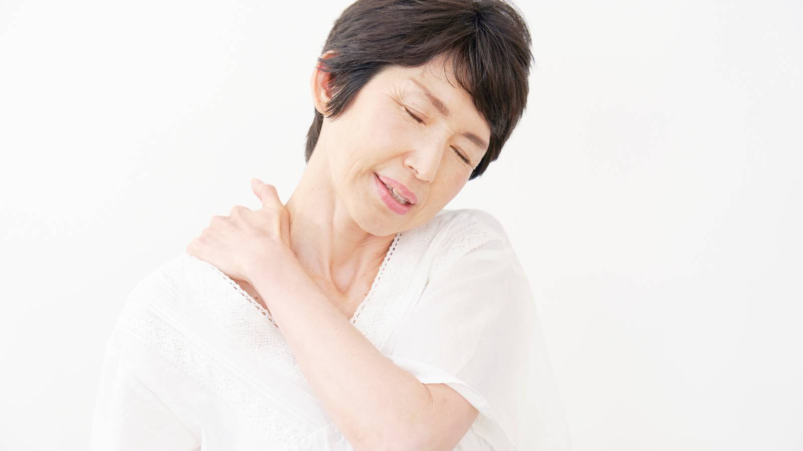 上半身太りや肩こりは【肩甲骨を動かすだけ】で解消できる！壁を使った「簡単肩甲骨スライド運動」