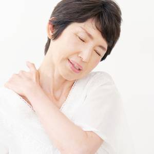 上半身太りや肩こりは【肩甲骨を動かすだけ】で解消できる！壁を使った「簡単肩甲骨スライド運動」