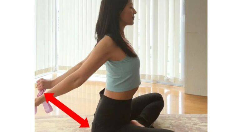 スピーディに【二の腕痩せ】効果を出したい人必見！サボり筋を鍛える効果抜群「二の腕ストレッチ」