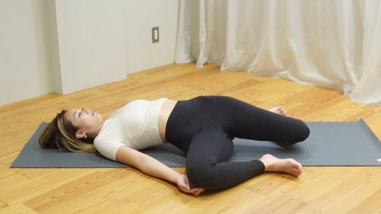 腰・骨盤まわりの詰まりをほどいて骨盤リセット【寝る前3分】パタンパタンと倒すだけの骨盤ゆらし