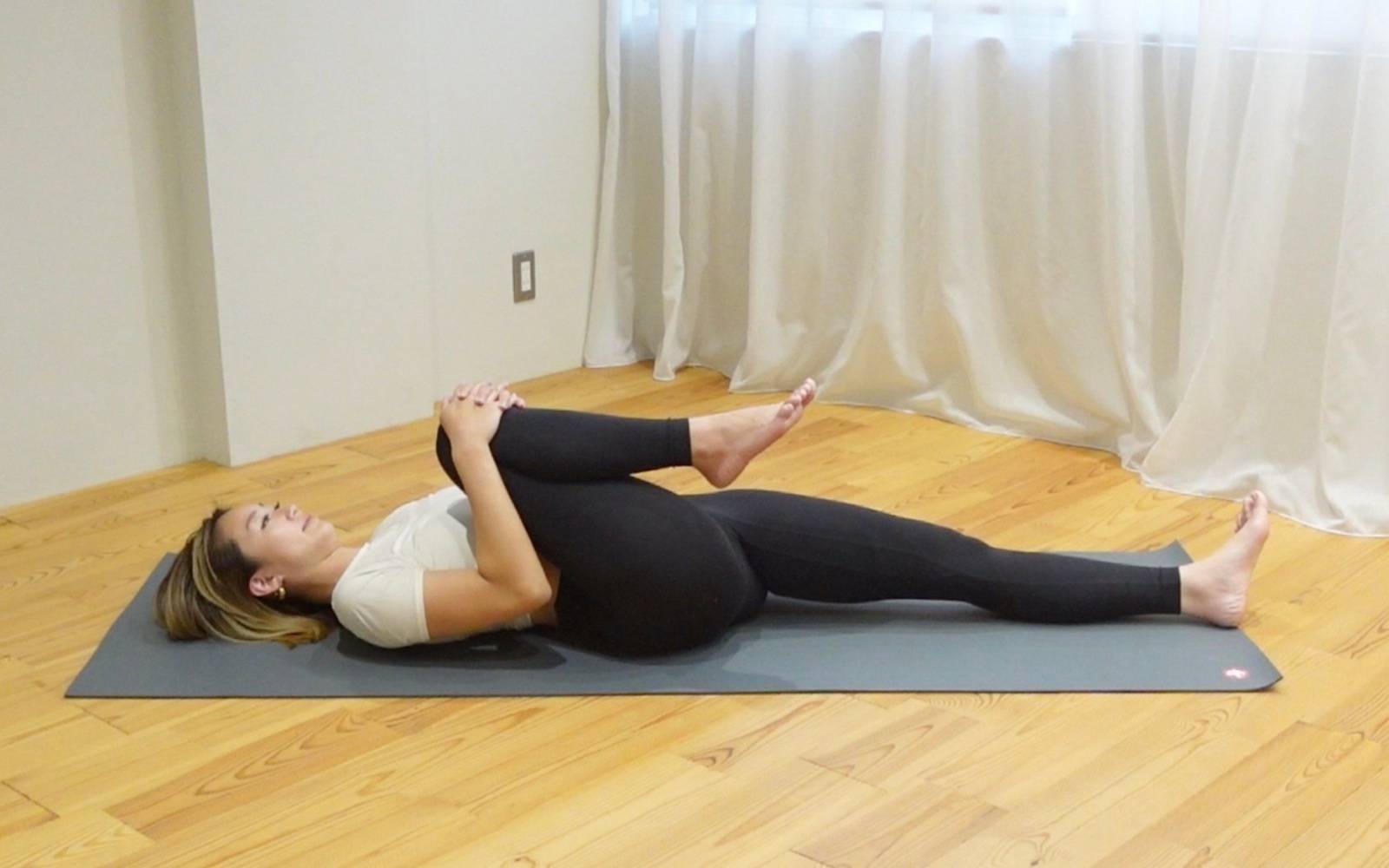 股関節ストレッチ