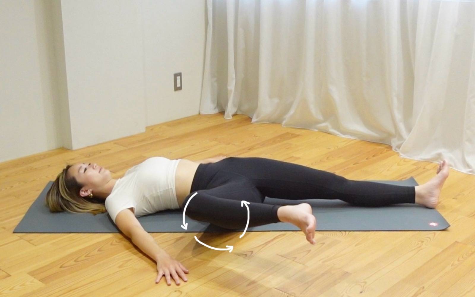 股関節ストレッチ