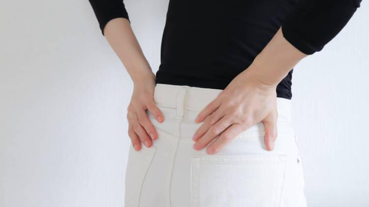 「最近背が縮んだかも？」は要注意！骨粗しょう症が進行するサイン｜医師が解説