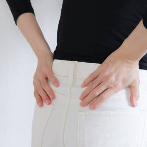 「最近背が縮んだかも？」は要注意！骨粗しょう症が進行するサイン｜医師が解説