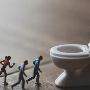 「頻尿・尿もれ」が続くのは加齢のせいではない?膀胱がん・糖尿病の初期症状かも…医師が解説