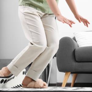 「最近よくつまずく・転びやすい」…実は脳からのサインかも？医師が解説