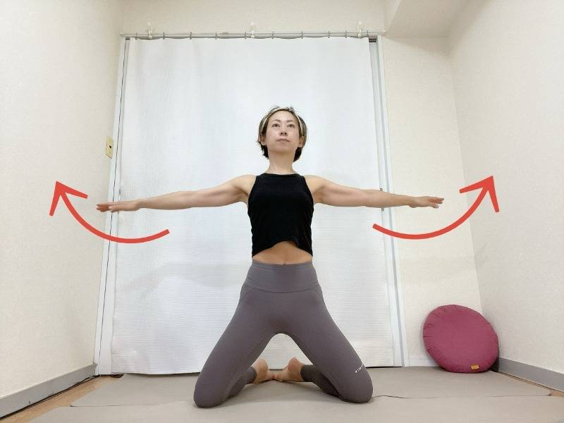 膝を開いた背座から、両手を横に開いてお尻を上げ、膝立ちになった体勢