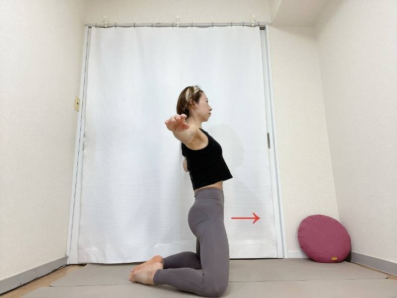 膝を開いた正座から恥骨を突き出すようにしてお尻を上げてお尻を真ん中に寄せるトレーニング