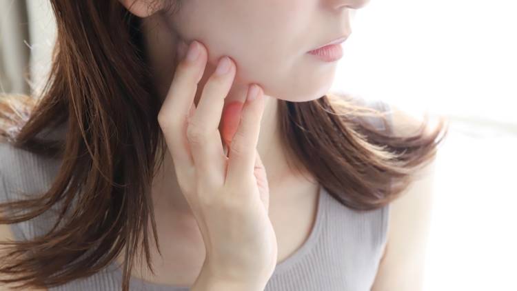 顔のたるみ、脂肪、むくみ…【年齢だけじゃない!?】簡単なのに効果絶大!シャープフェイスストレッチ