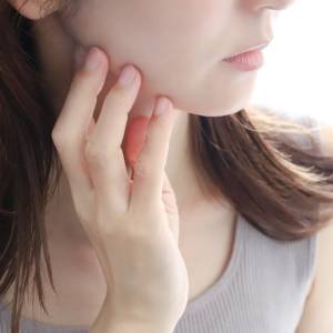 顔のたるみ、脂肪、むくみ…【年齢だけじゃない!?】簡単なのに効果絶大！シャープフェイスストレッチ