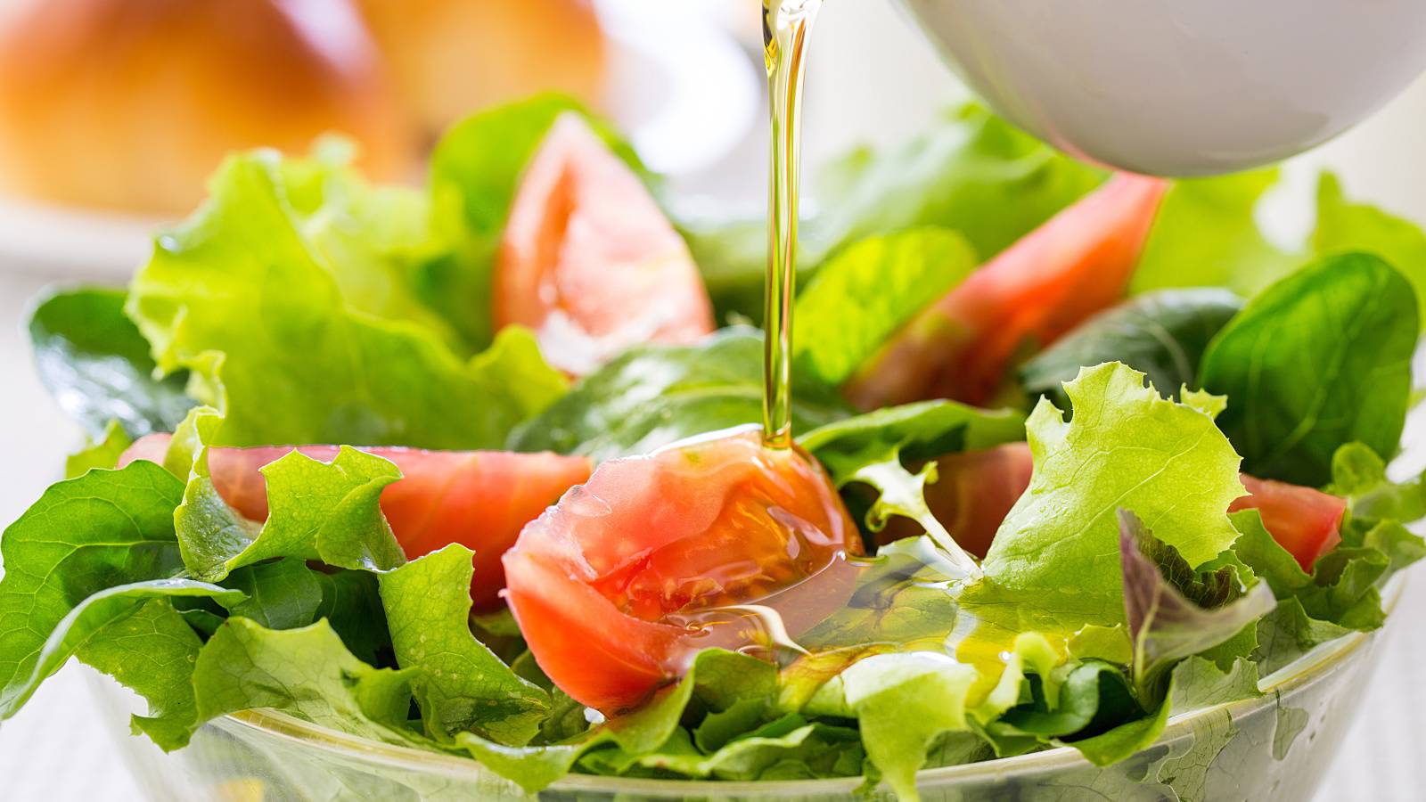 「毎回かけすぎてたわ…」老化を早めてしまうサラダのNGな食べ方とは？【管理栄養士が解説】