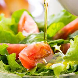 「毎回かけすぎてたわ…」老化を早めてしまうサラダのNGな食べ方とは？【管理栄養士が解説】